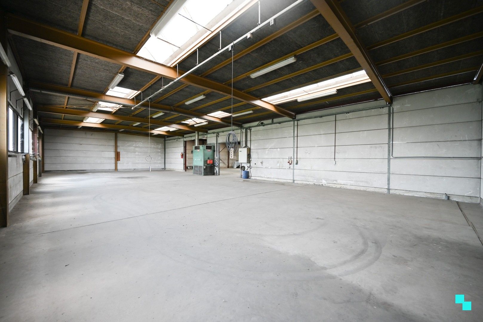 Te renoveren woning met magazijn op zichtlocatie in Izegem foto 13
