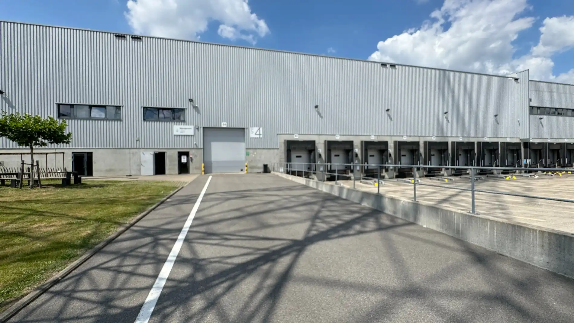 Loods met kantoren te huur in Kersdonk Logistics Centre Willebroek foto 2