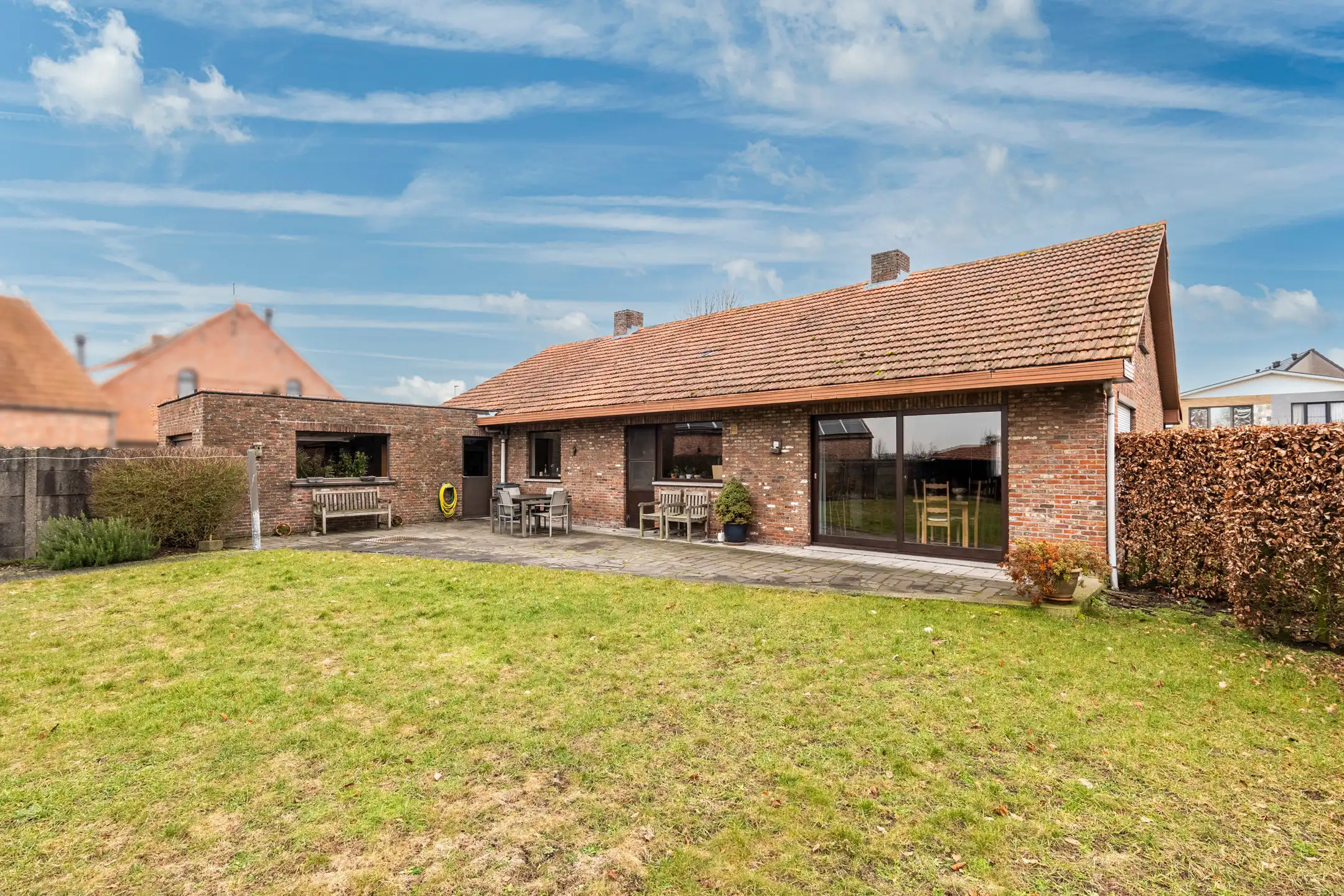 Gelijkvloerse ééngezinswoning met 3 slpk. en inpandige garage in Ravels  foto 2