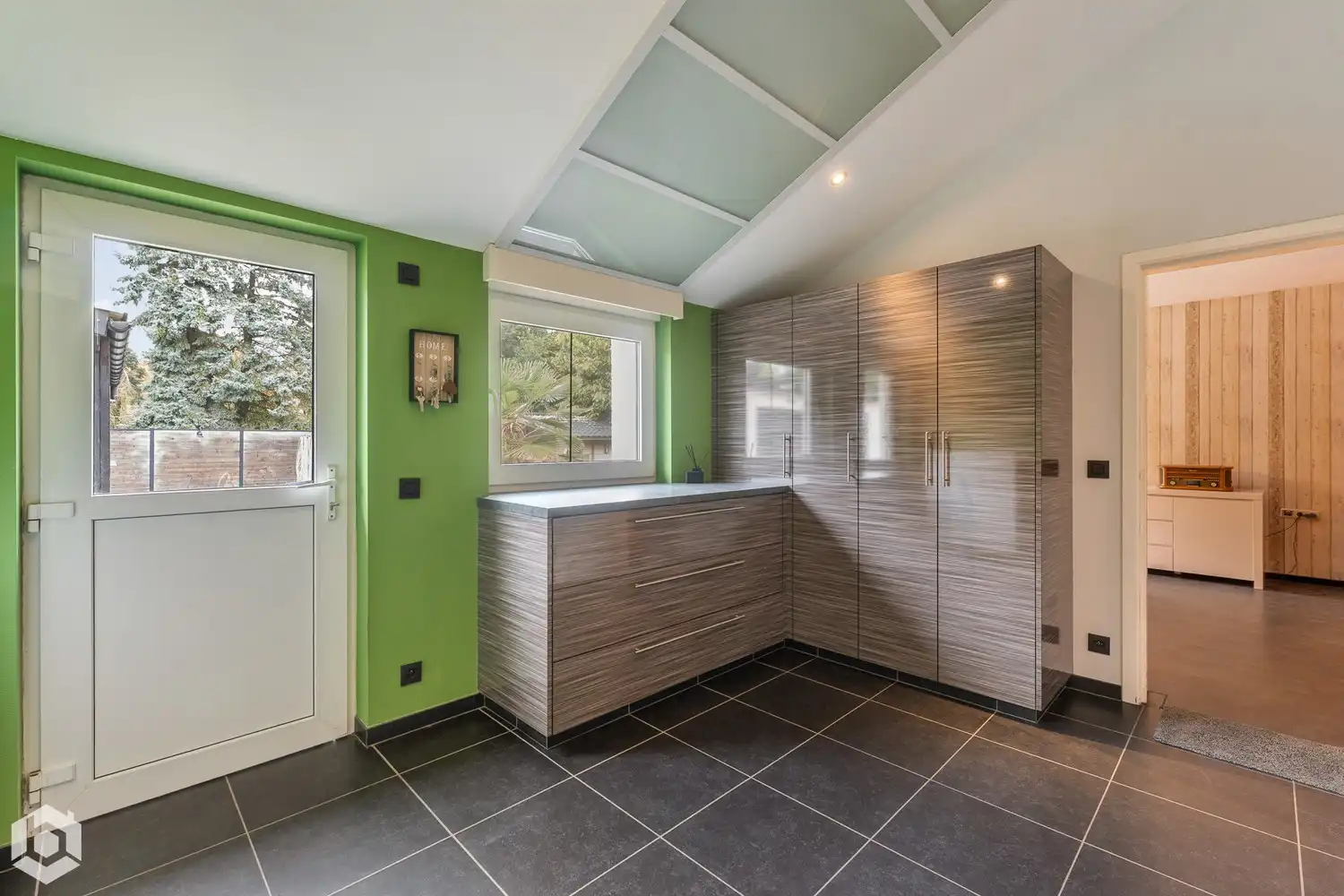 Prachtige gerenoveerde ruime woning in een groen kader foto 3