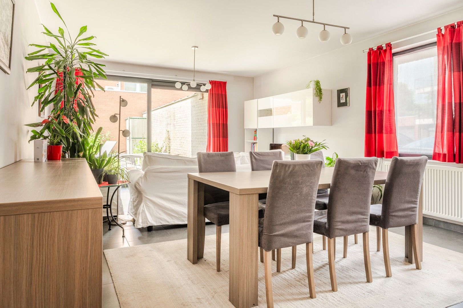 Gelijkvloers appartement + tuin en garagebox te Burcht! foto 2