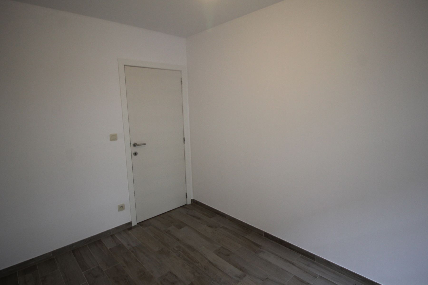 Een appartement op de benedenverdieping met 2 slaapkamers, ruim terras en carport. foto 11