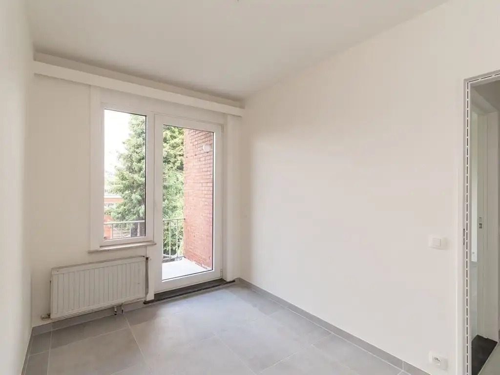 Gerenoveerd appartement met terras foto 10