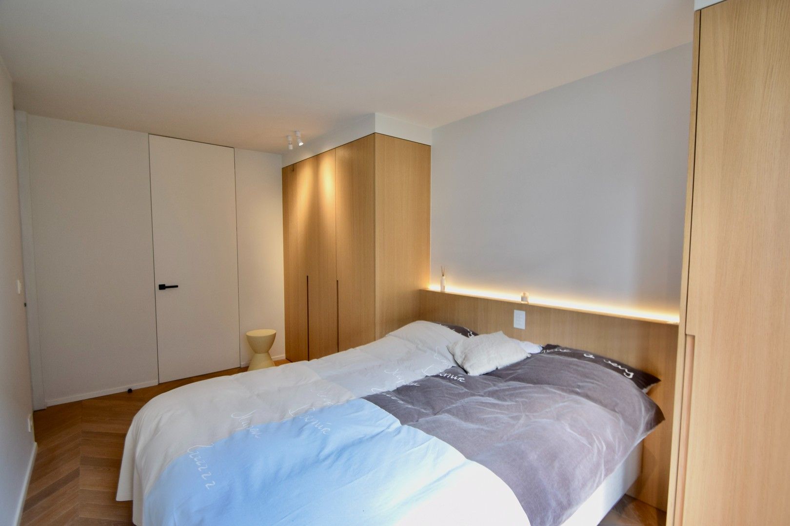 Instapklaar appartement gelegen op een centrale ligging te Knokke, vlakbij de winkels en de zee. foto 9