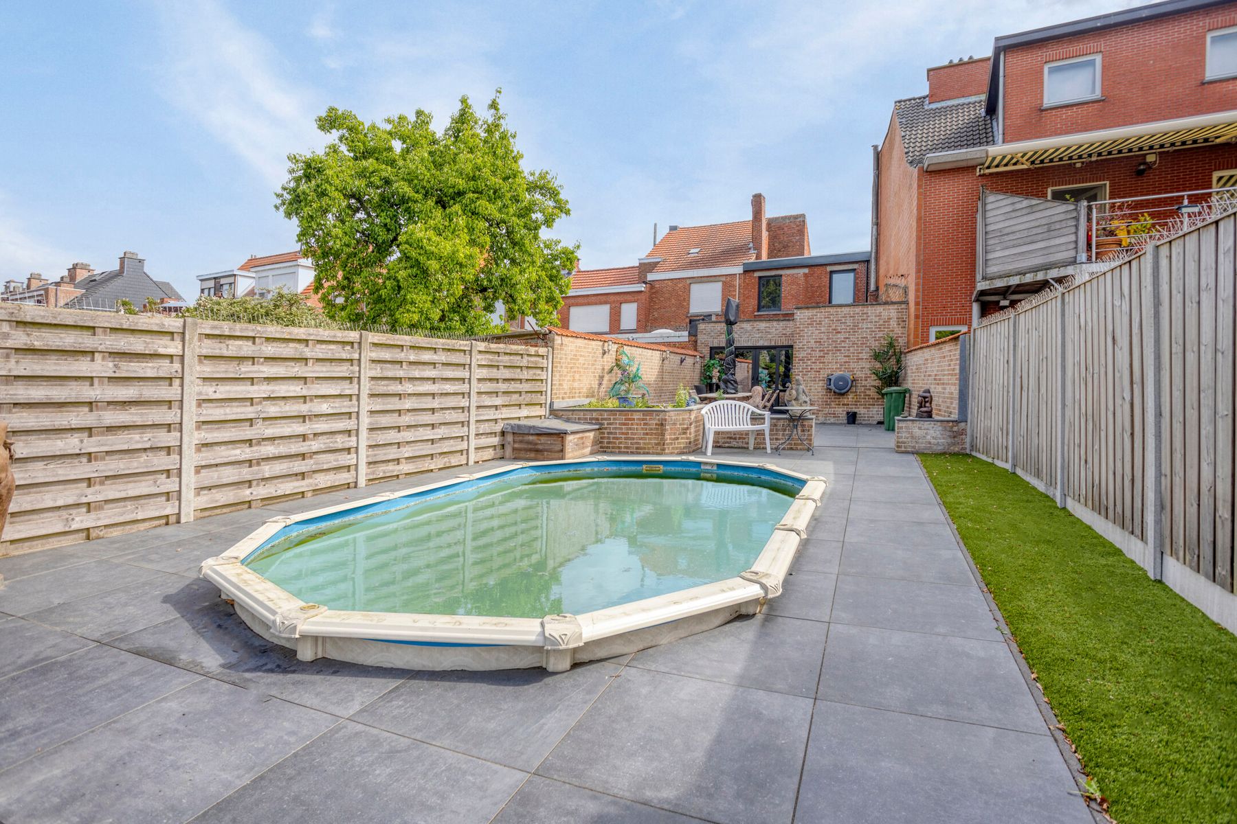Charmante woning met ruime tuin, zwembad en garage. foto 19