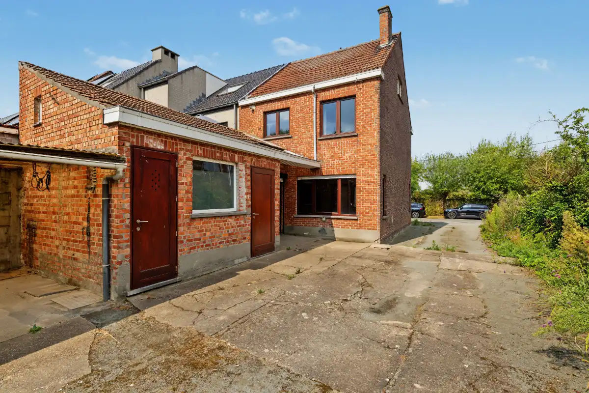 Halfopen bebouwing met achterliggend weiland foto 15