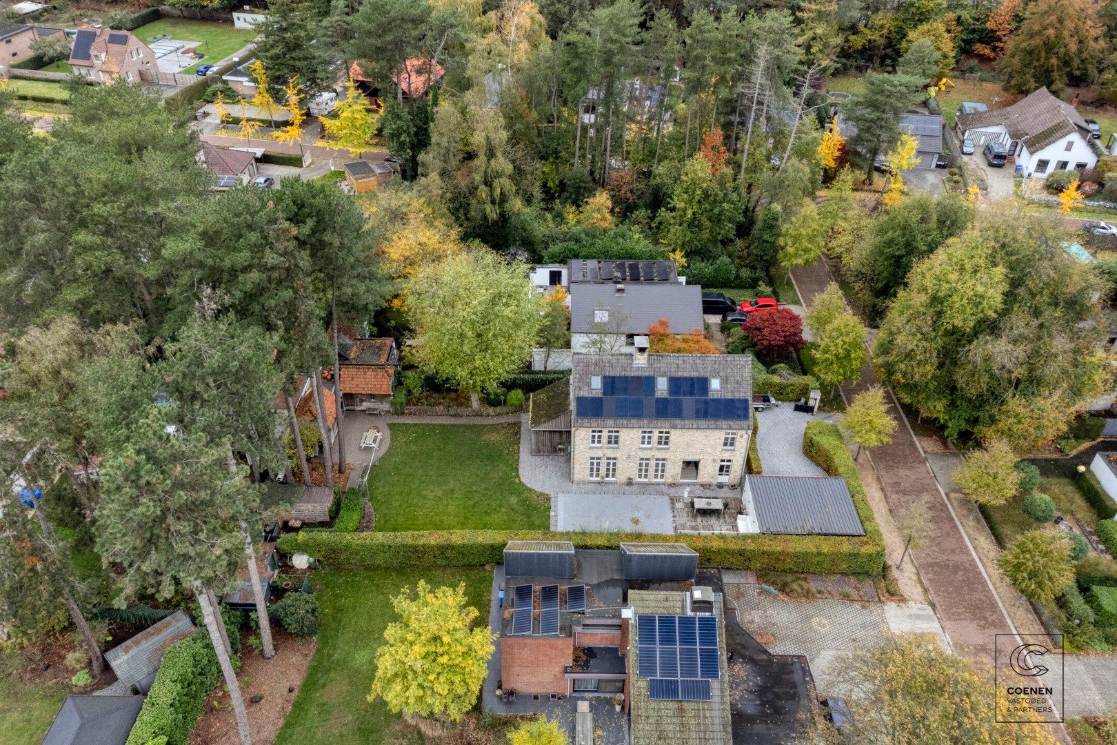 Prachtige woning met een bew. opp. van 302 m², 6 slpk, 3 bk en prachtige tuin met zwembad  foto 42