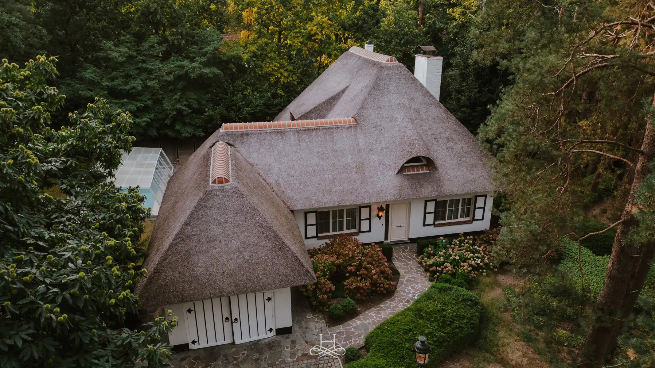 Karaktervolle villa op een zeer ruim en groen perceel foto 4