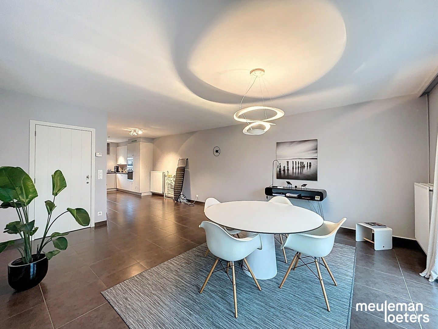 Lichtrijke woning met inpandige garage foto 3