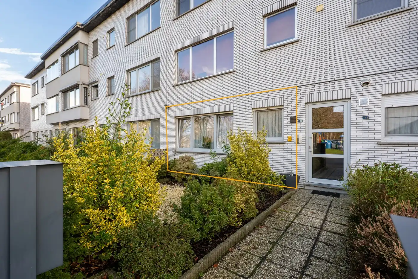 Hoofdfoto van de publicatie: Gelijkvloers appartement met 2 slpk., veranda, verhard tuintje en garage