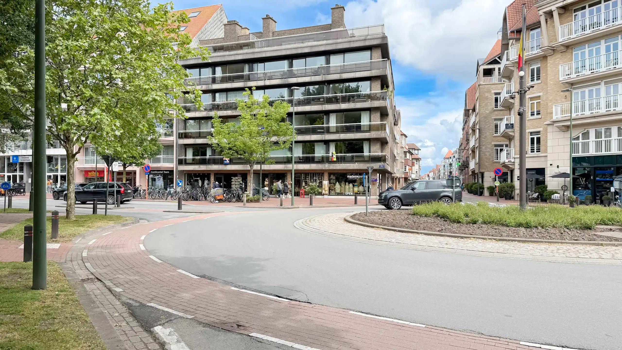16 ondergrondse parkeerplaatsen - centrale ligging in Knokke foto {{pictureIndex}}