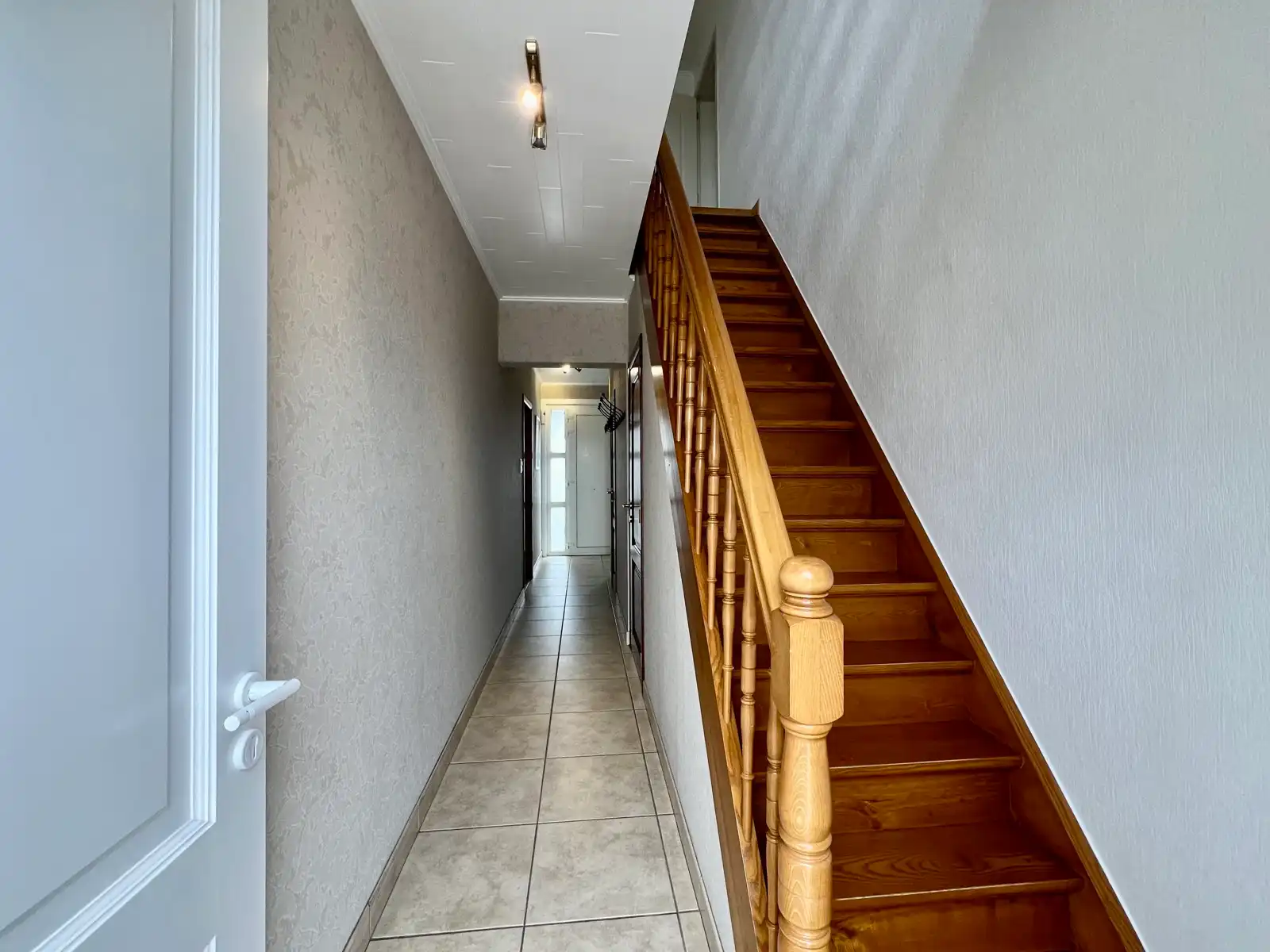 Ruime woning met 6 slk, 2 badk, 2 keukens en dubbele garage foto 13