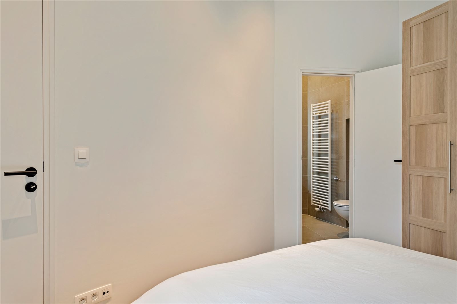 Volledig gemeubeld gelijkvloers 1 slaapkamer appartement met koer in"Stylish renovatieproject" foto 11
