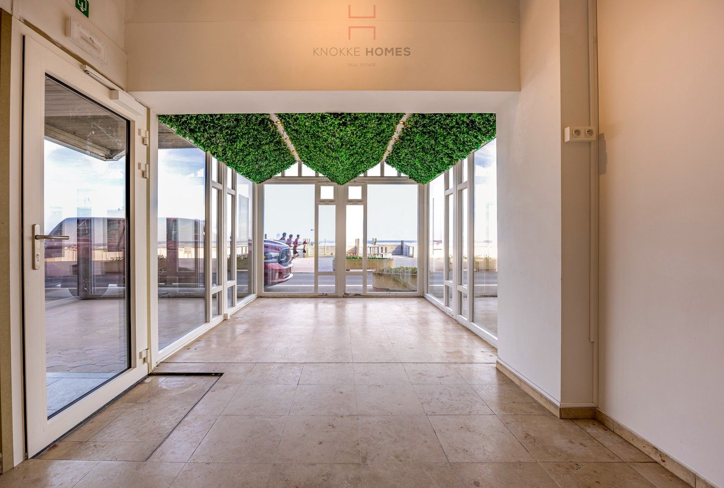 Handel / horeca gelijkvloers op de Zeedijk van Knokke. foto 3