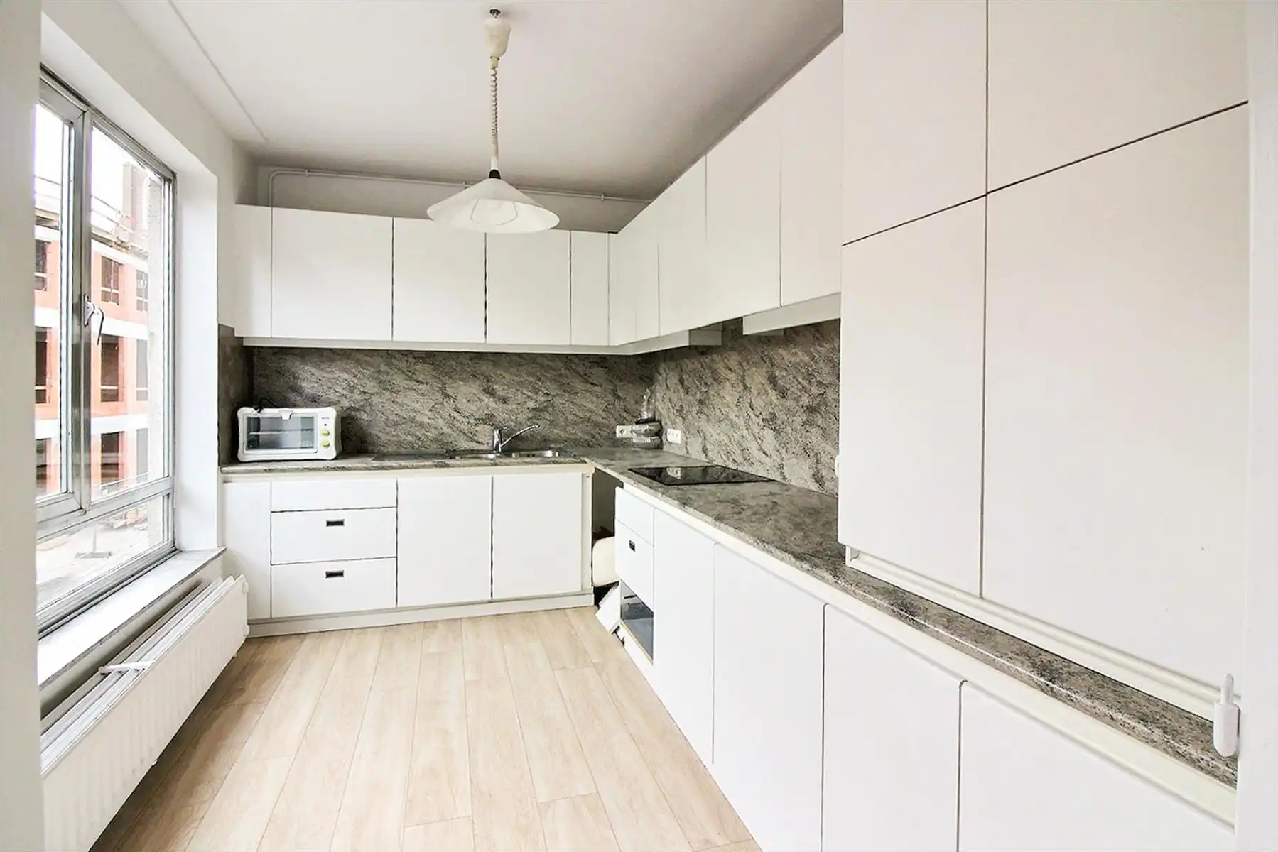 Lichtrijk éénslaapkamerappartement met terras in het centrum foto 2