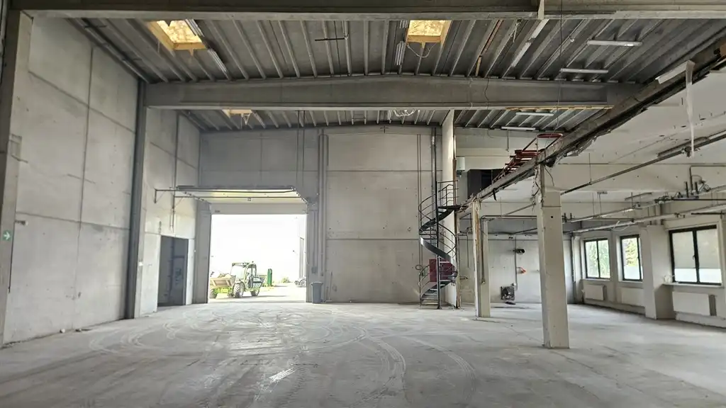 Semi-industriele magazijnen met kantoren. foto 3