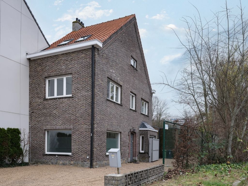 Instapklare woning met 4 kamers en tuin nabij Technologiepark Zwijnaarde foto {{pictureIndex}}