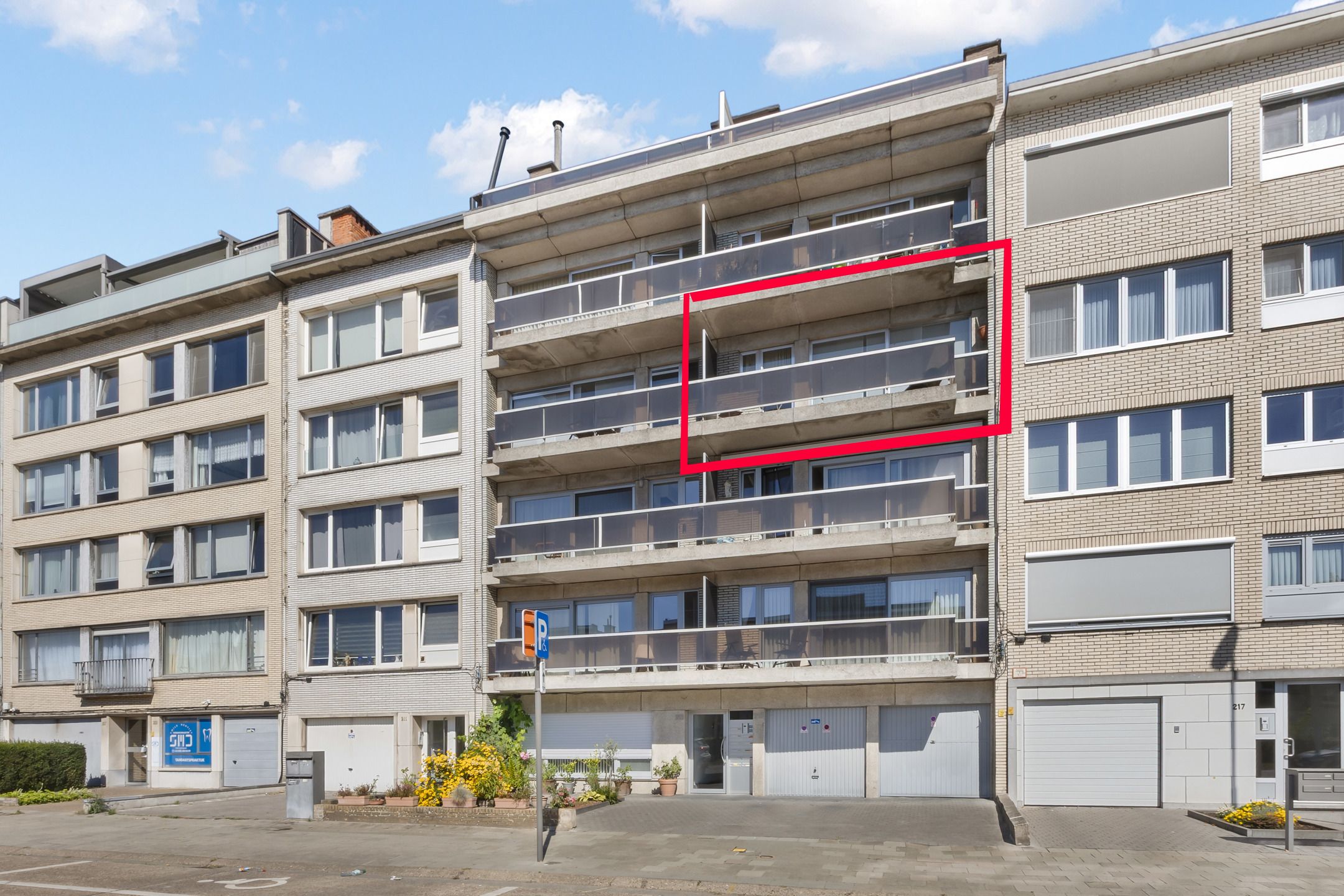 Goed gelegen appartement met 2 slaapkamers en 2 terrassen. foto {{pictureIndex}}