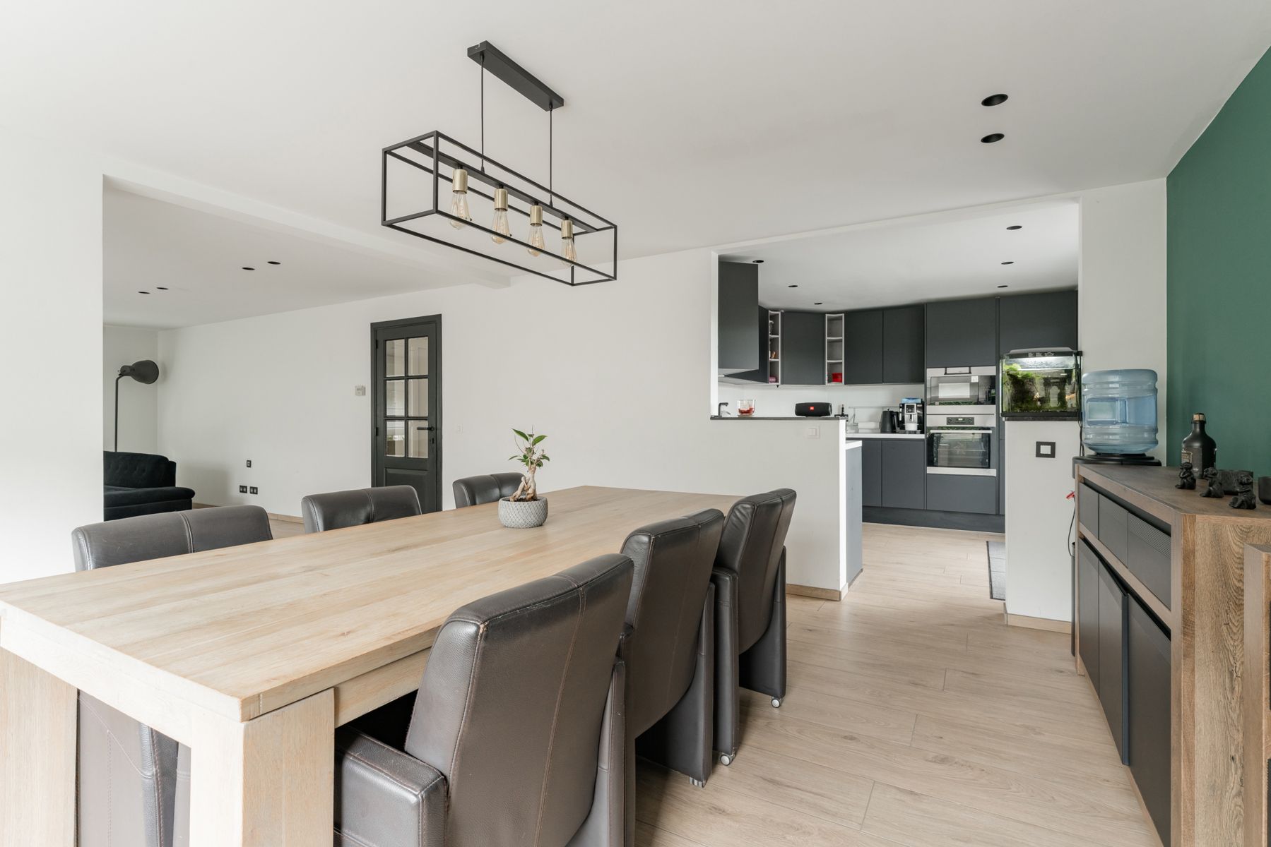 Ruime gerenoveerde woning met zwembad  foto 8