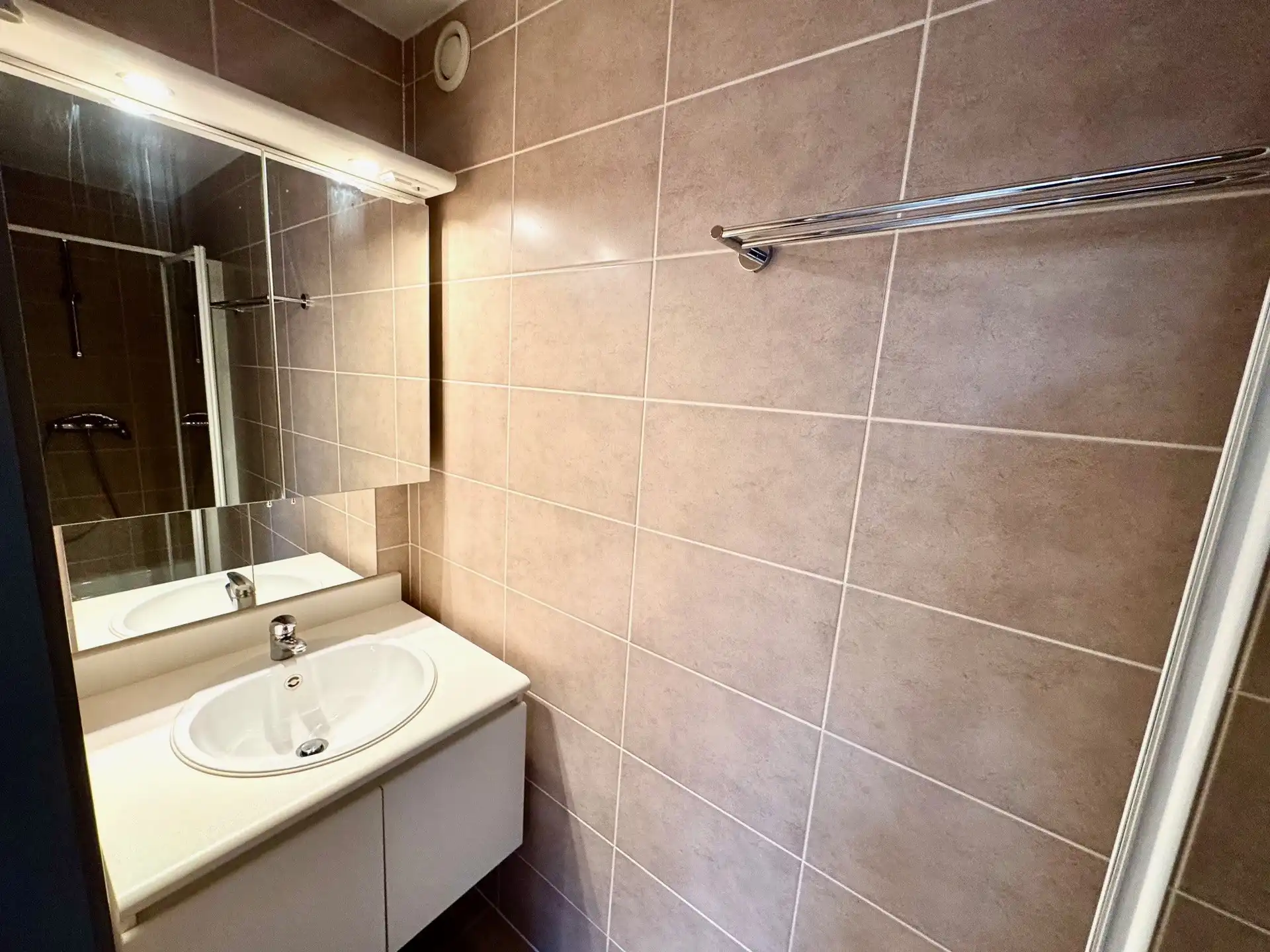 Verzorgd en instapklaar éénslaapkamerappartement te koop in het hart van De Haan, op wandelafstand van winkels, openbaar vervoer en andere voorzieningen. foto 6