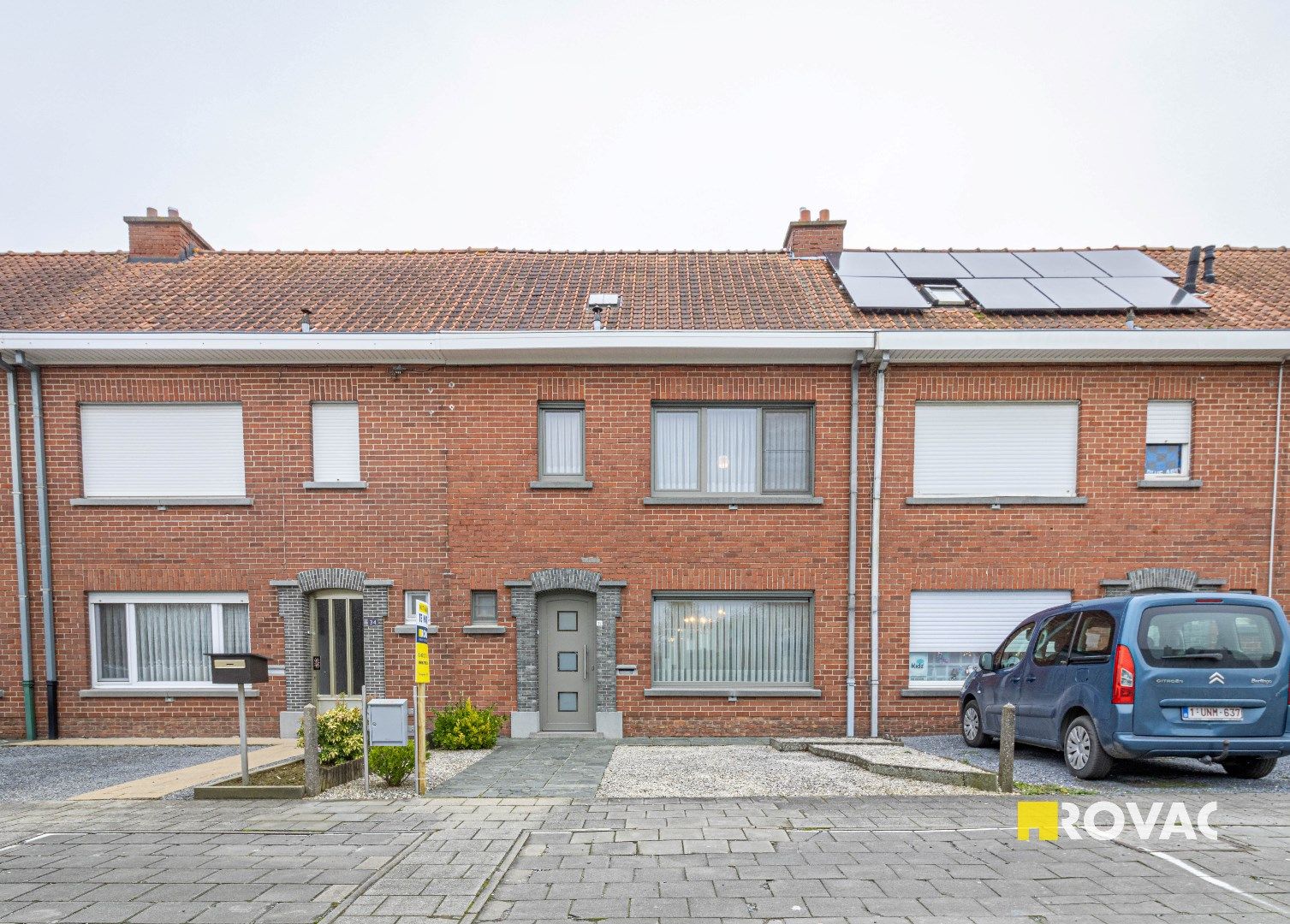 Rijwoning met 3 slaapkamers, garage en uitweg foto 2