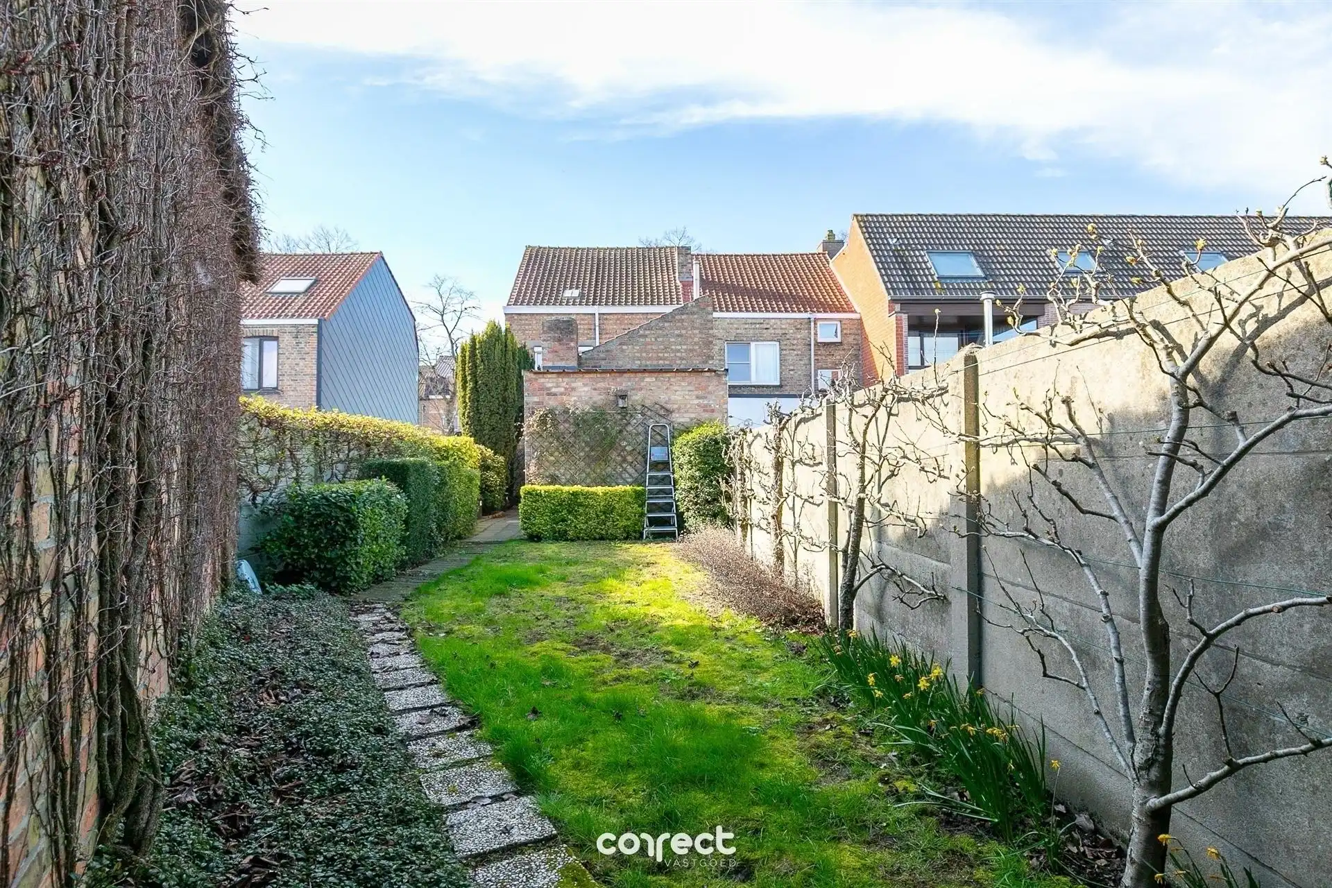 Te renoveren, charmante woning op een mooi perceel. foto 10