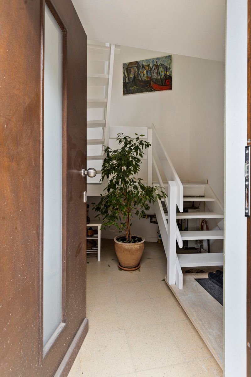 Instapklare stadswoning met grote garage ! foto 11