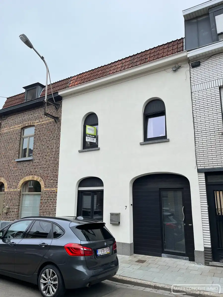 Gerenoveerde woning met garage te huur vlakbij centrum van Kortrijk foto {{pictureIndex}}