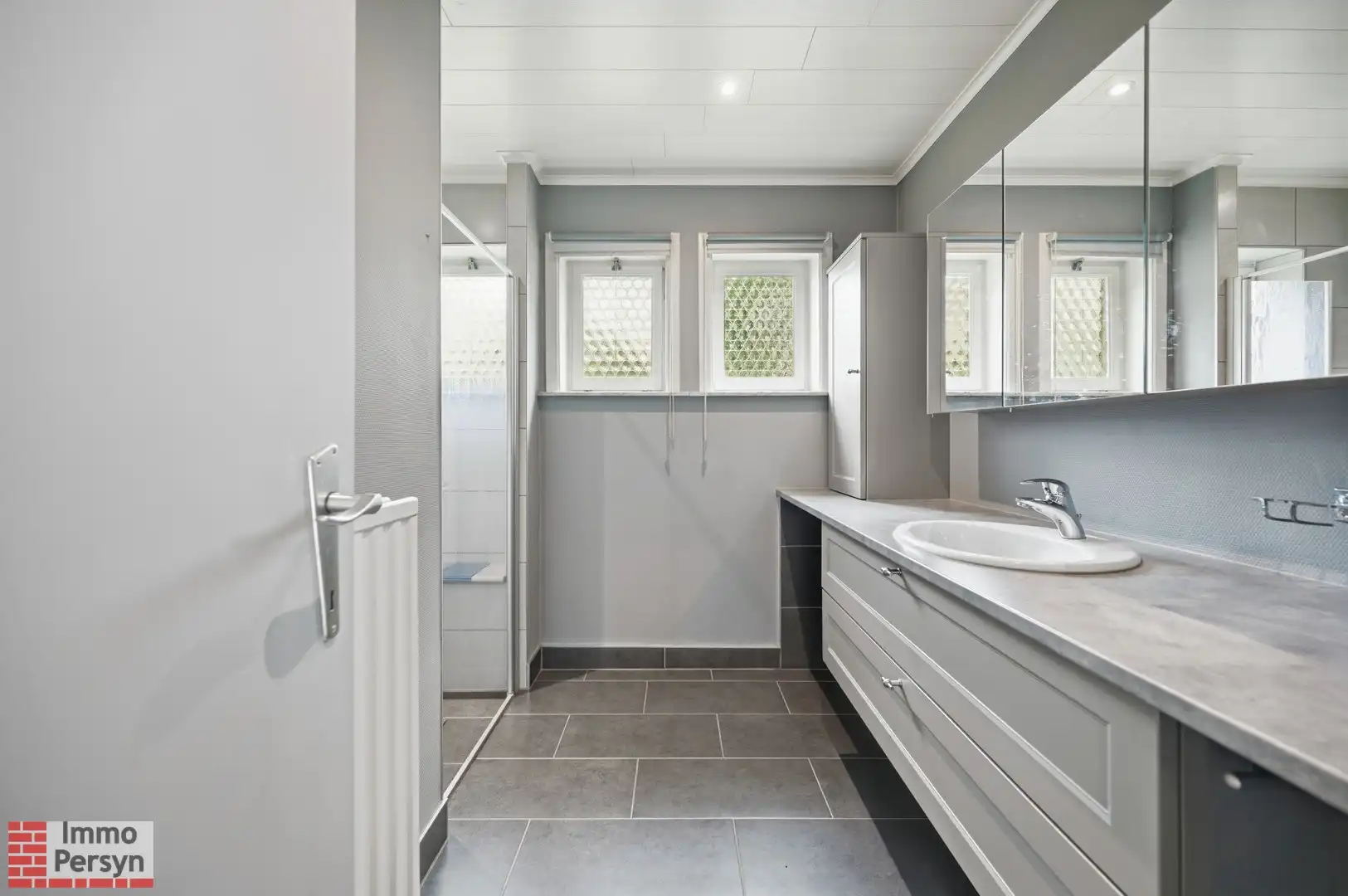 Karaktervolle renovatiewoning met achteruitweg te Messelbroek foto 10