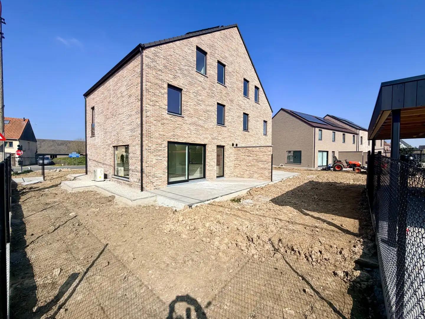 Uitzonderlijk ruime halfopen woning! foto 4