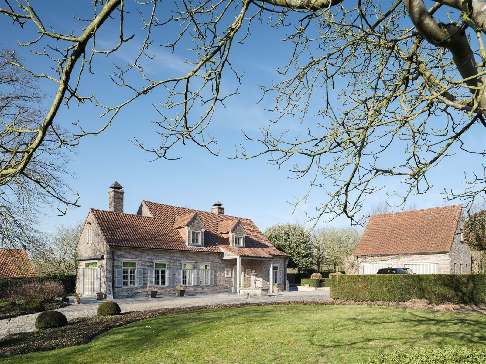 Instapklaar landhuis in Sint-Lievens-Houtem foto {{pictureIndex}}