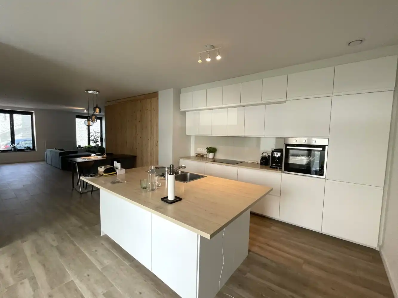 Instapklaar en polyvalent handelspand met 2 handelsruimten en ruim appartement foto 14