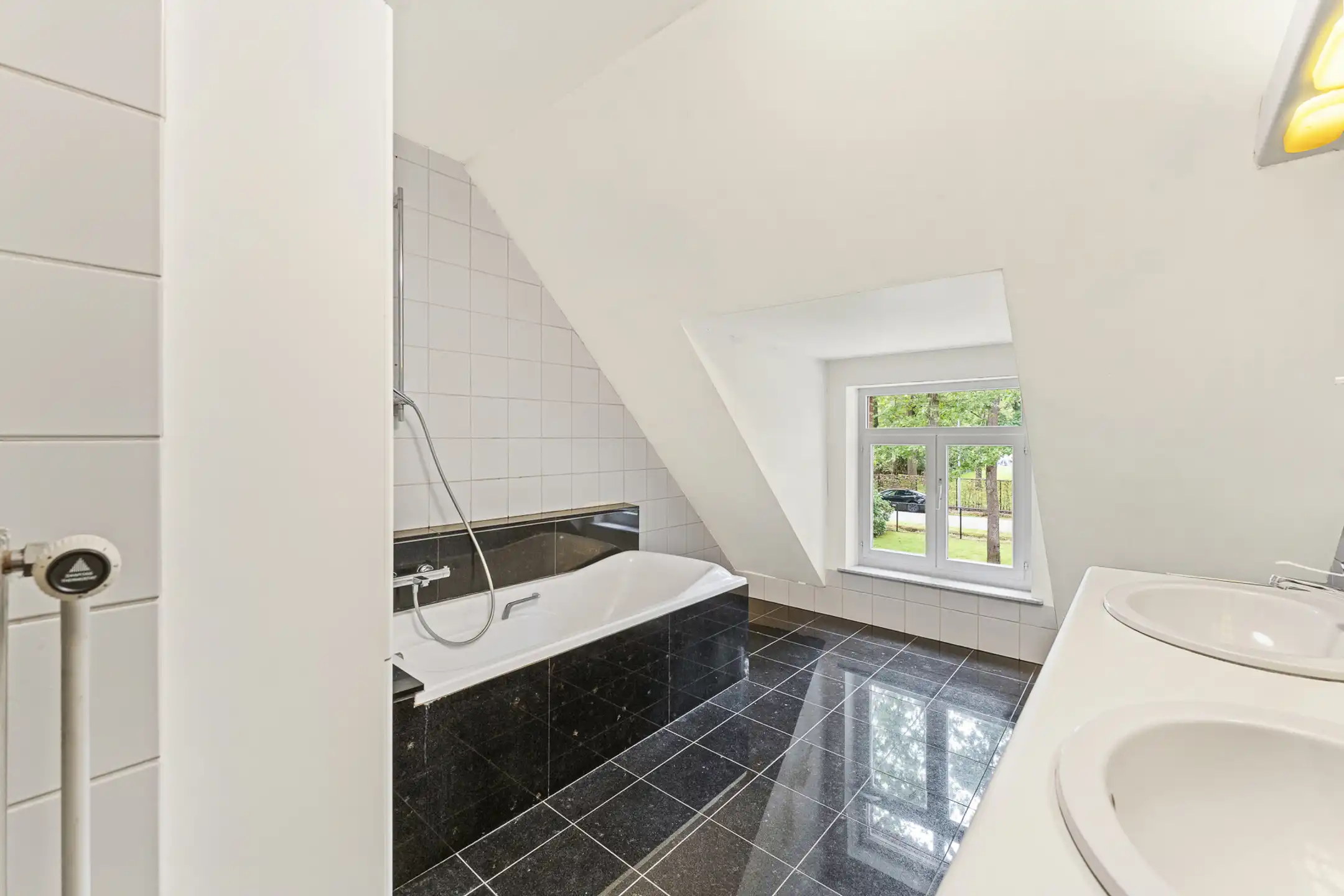 Ruime villa in bosrijke omgeving op een perceel van ca. 3.320m² met zwembad foto 26