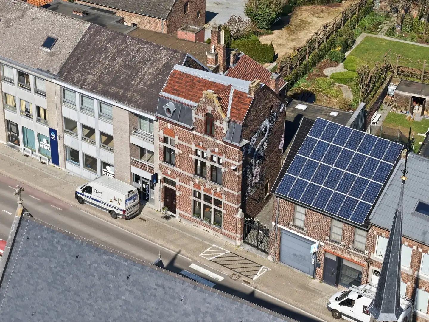 AUTHENTIEK HERENHUIS MET PRAKTIJKRUIMTE, TUIN EN GARAGE MET STALLEN IN HARTJE BORGLOON foto 2