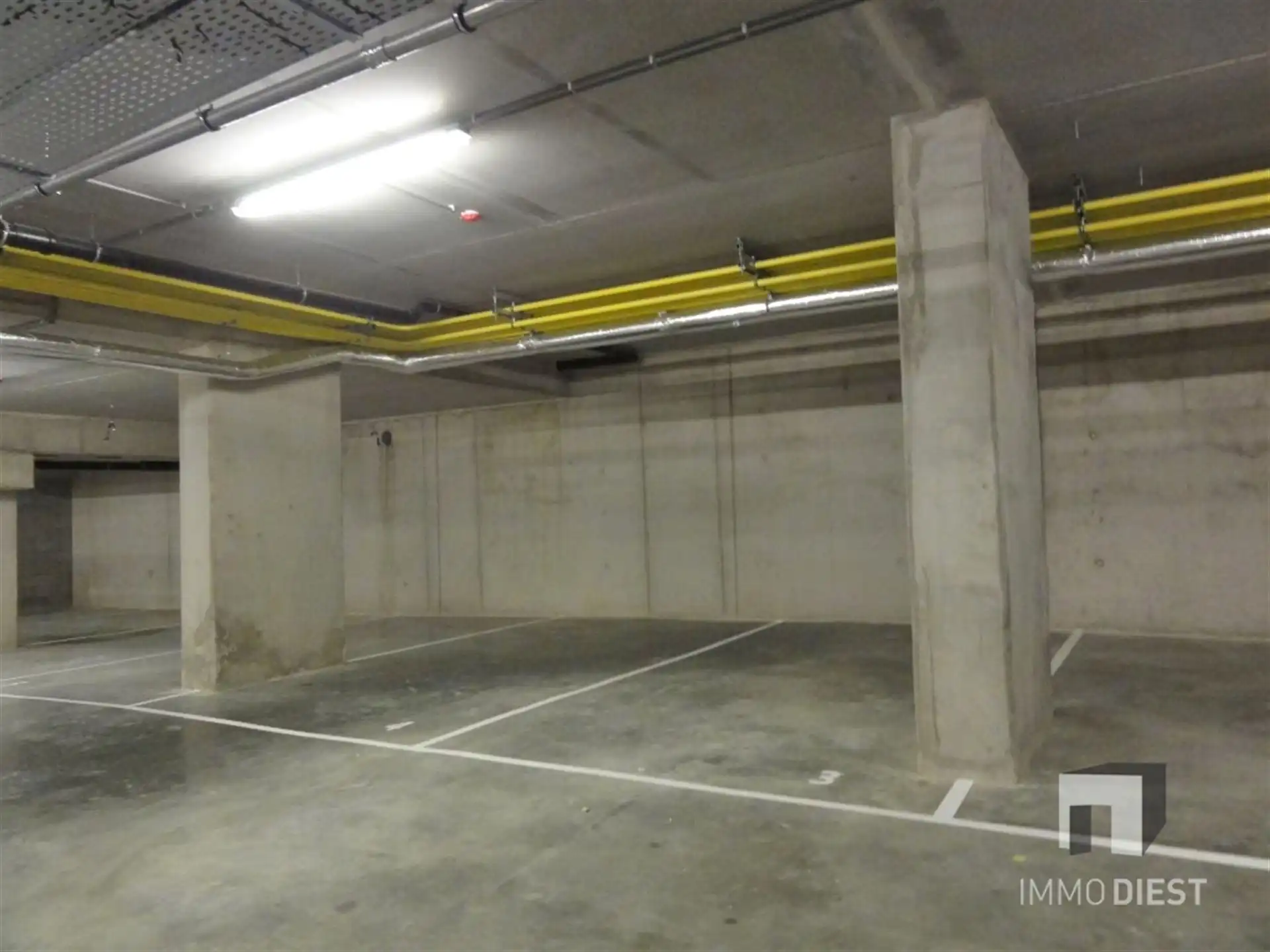 Zeer goed gelegen autostaanplaats te huur foto 4