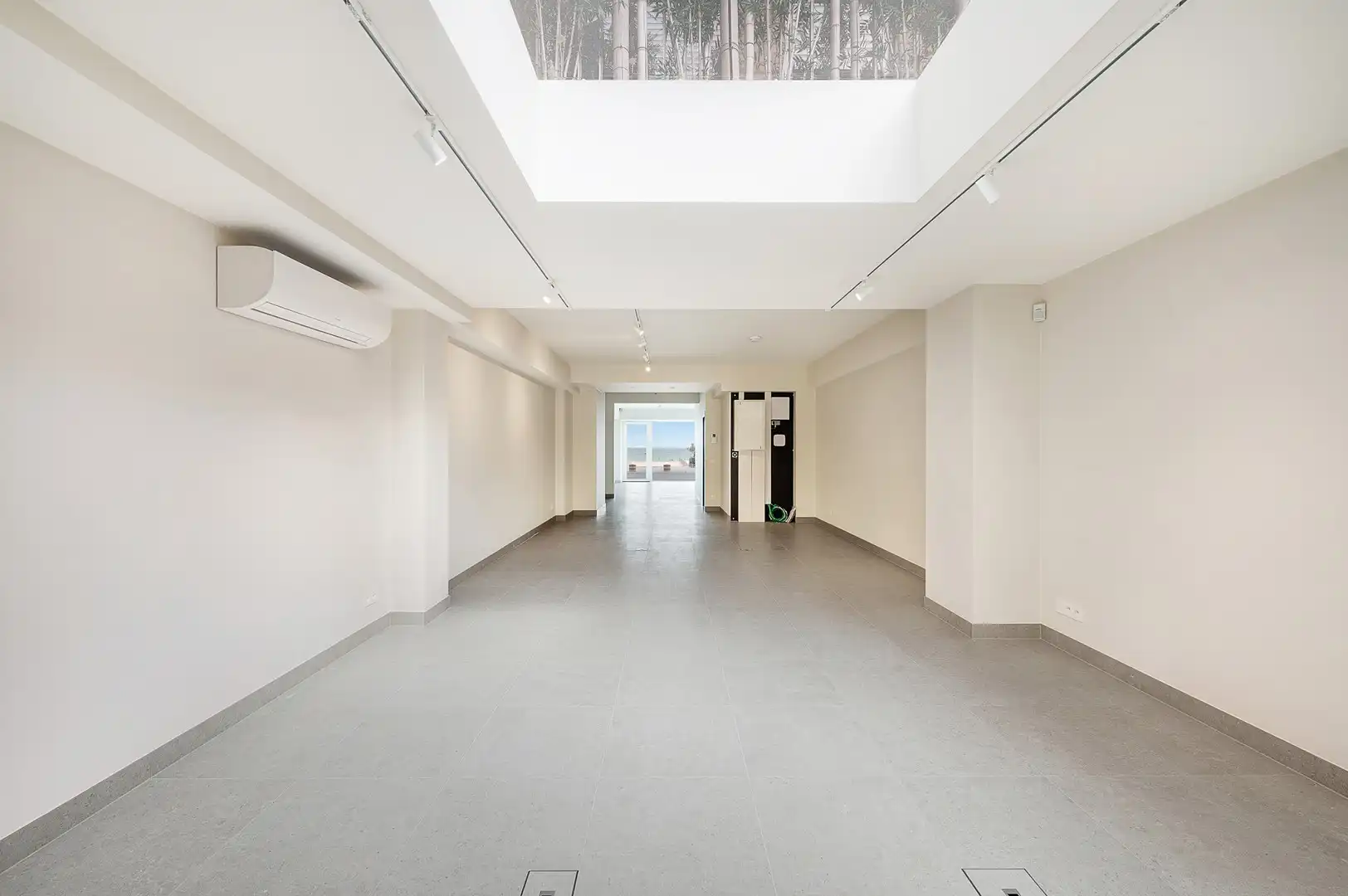 Instapklare handelsruimte op een toplocatie aan de Zeedijk van Knokke. foto 12