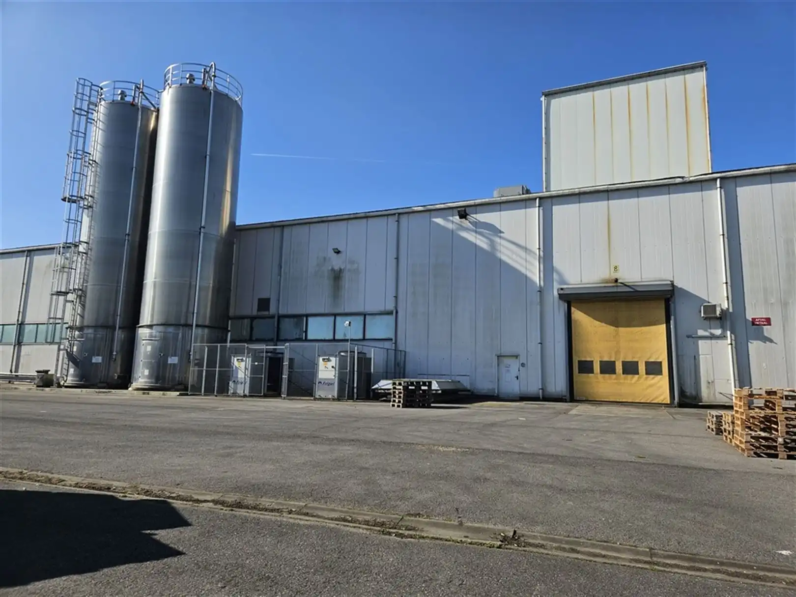 Magazijn met laad- en loskades en kantoren nabij R4 foto 7