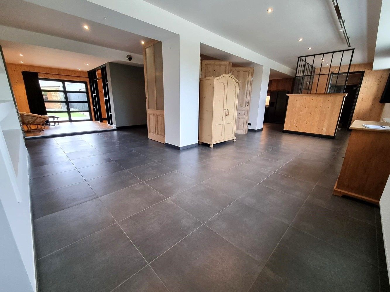 Appartement met gescheiden praktijkruimte - volledig gelijkvloers  – 248 m² foto {{pictureIndex}}