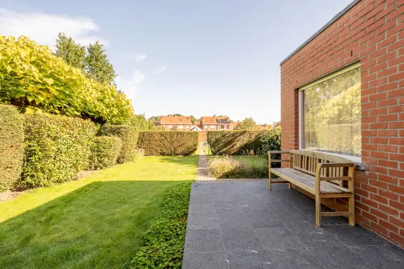 Ruime woning met tuin, 2 garages en 4 slaapkamers. foto 26