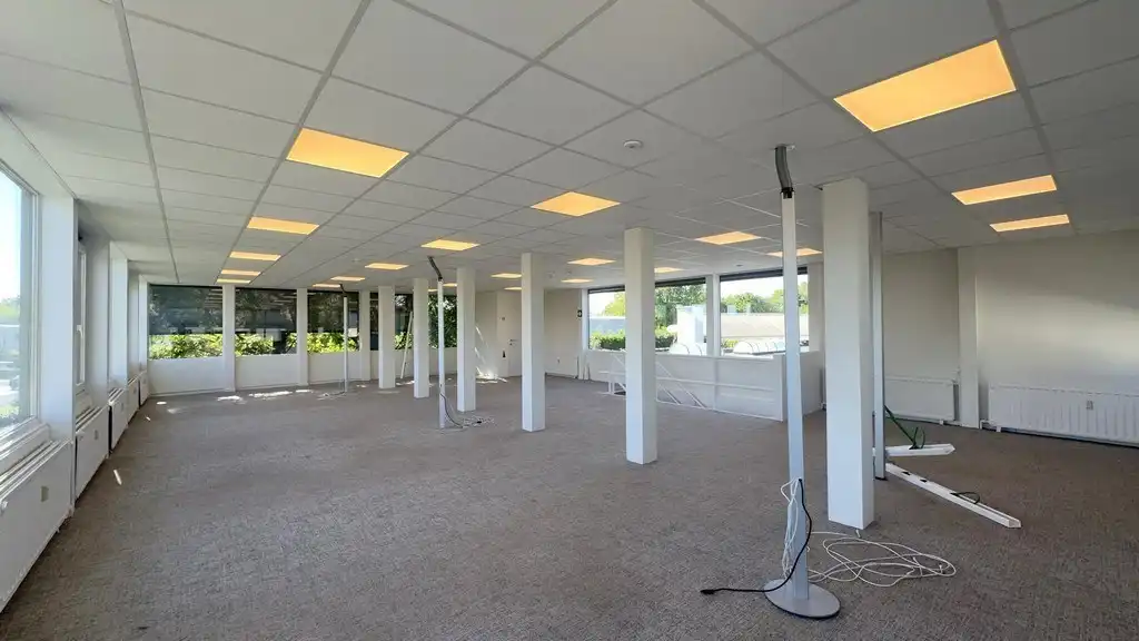 Instapklaar kantoor te huur vlakbij R4 en E40 in Drongen foto 5
