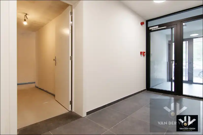 Ruim gelijkvloers nieuwbouwappartement met 2 slaapkamers, terras en een mooie tuin op een goed bereikbare locatie! foto 9