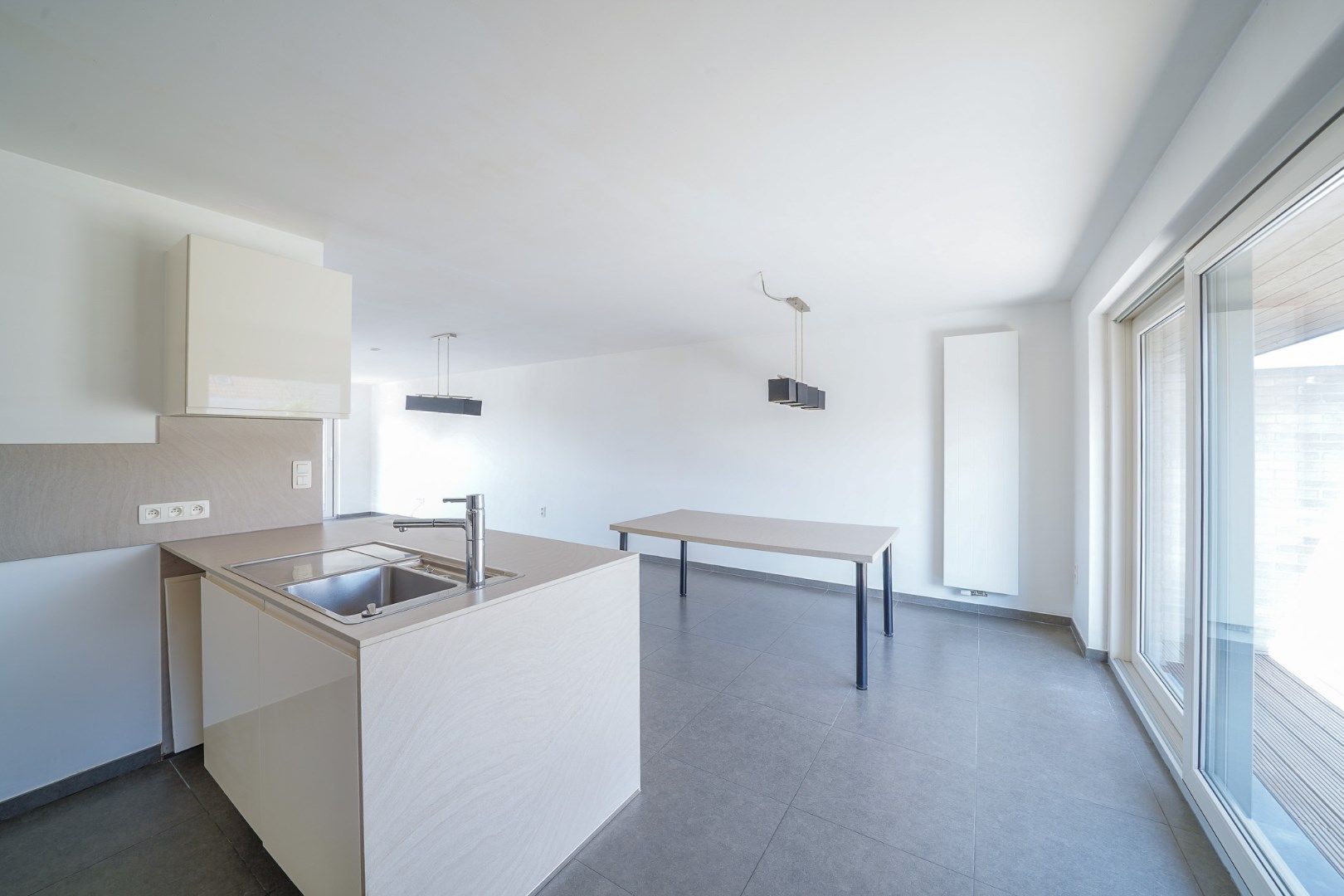 Recente en energiezuinige woning met 4 slaapkamers, ruime garage en tuin foto 5