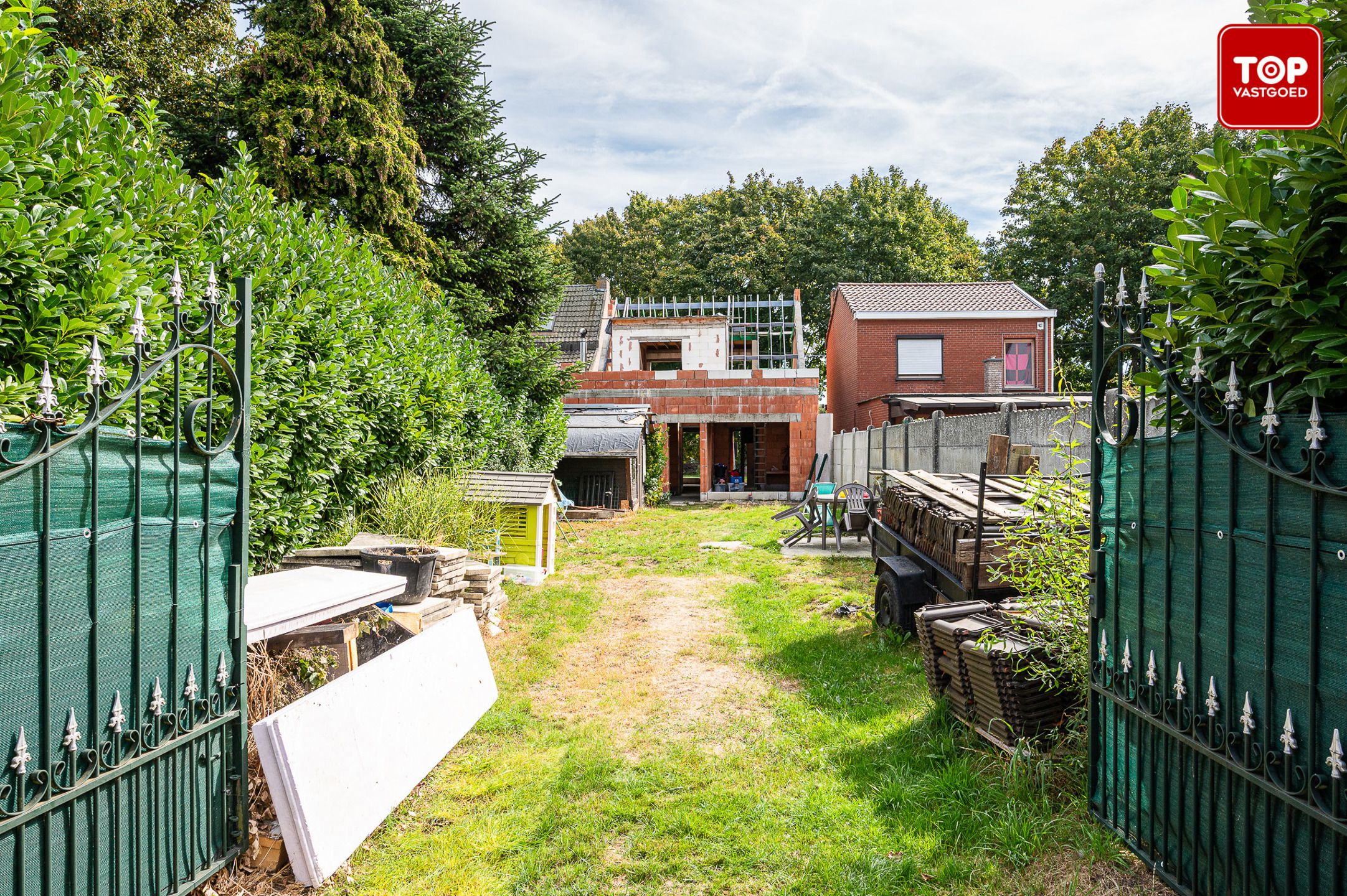 een beloftevolle woning in opbouw, volledig naar eigen smaak af te werken foto {{pictureIndex}}