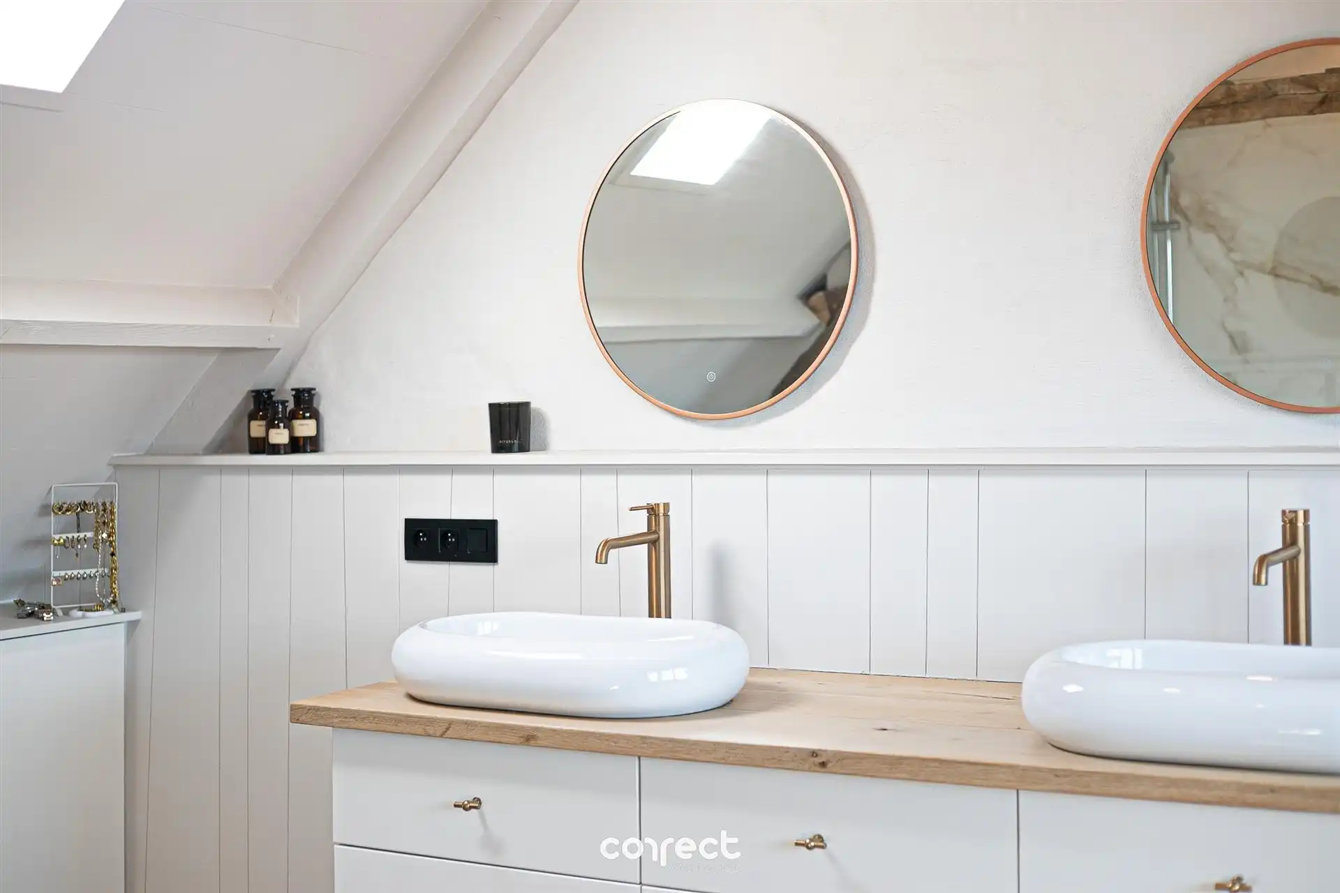 Smaakvolle, volledig gerenoveerde open bebouwing op rustige ligging. foto 13