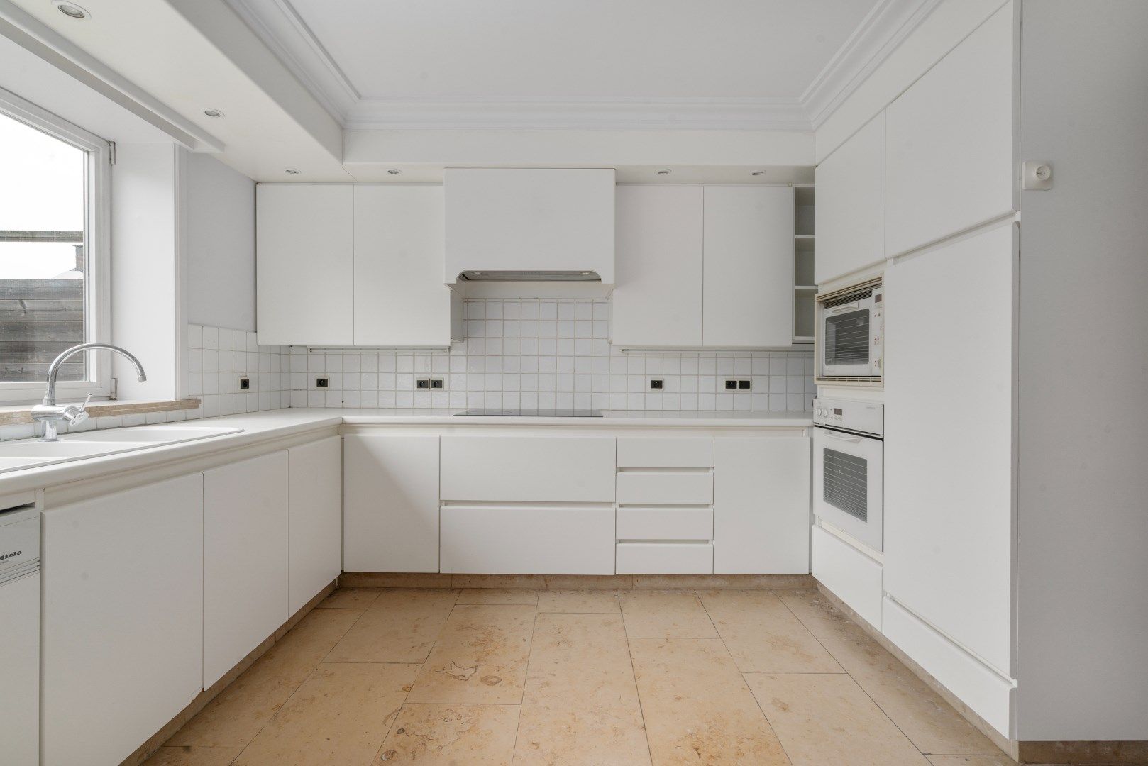 Magazijn met kantoren en conciërgewoning foto 11