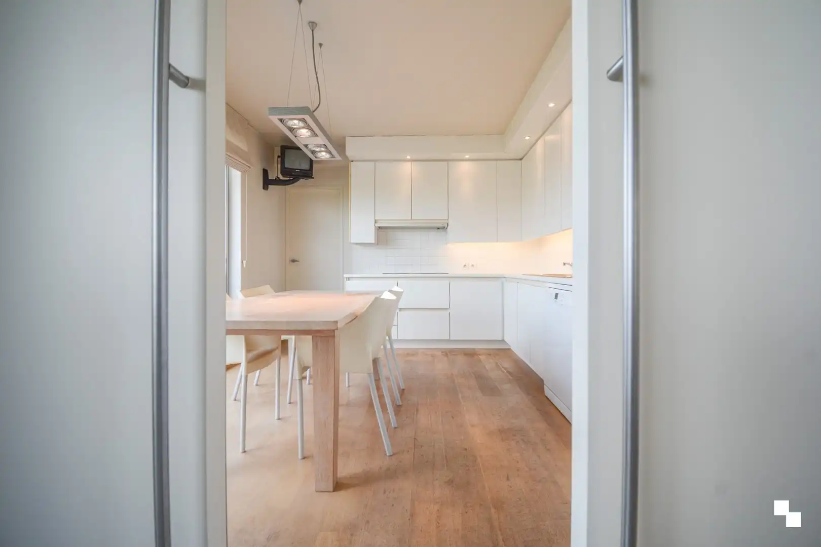 UItzonderlijk ruim appartement aan het water te Roeselare! foto 11