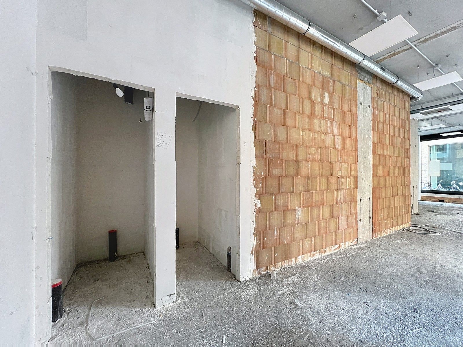 Verder af te werken LICHTRIJK handelsgelijkvloers (± 140m²)  op een HOEK-ligging op 50m van "K in Kortrijk" ! foto 5