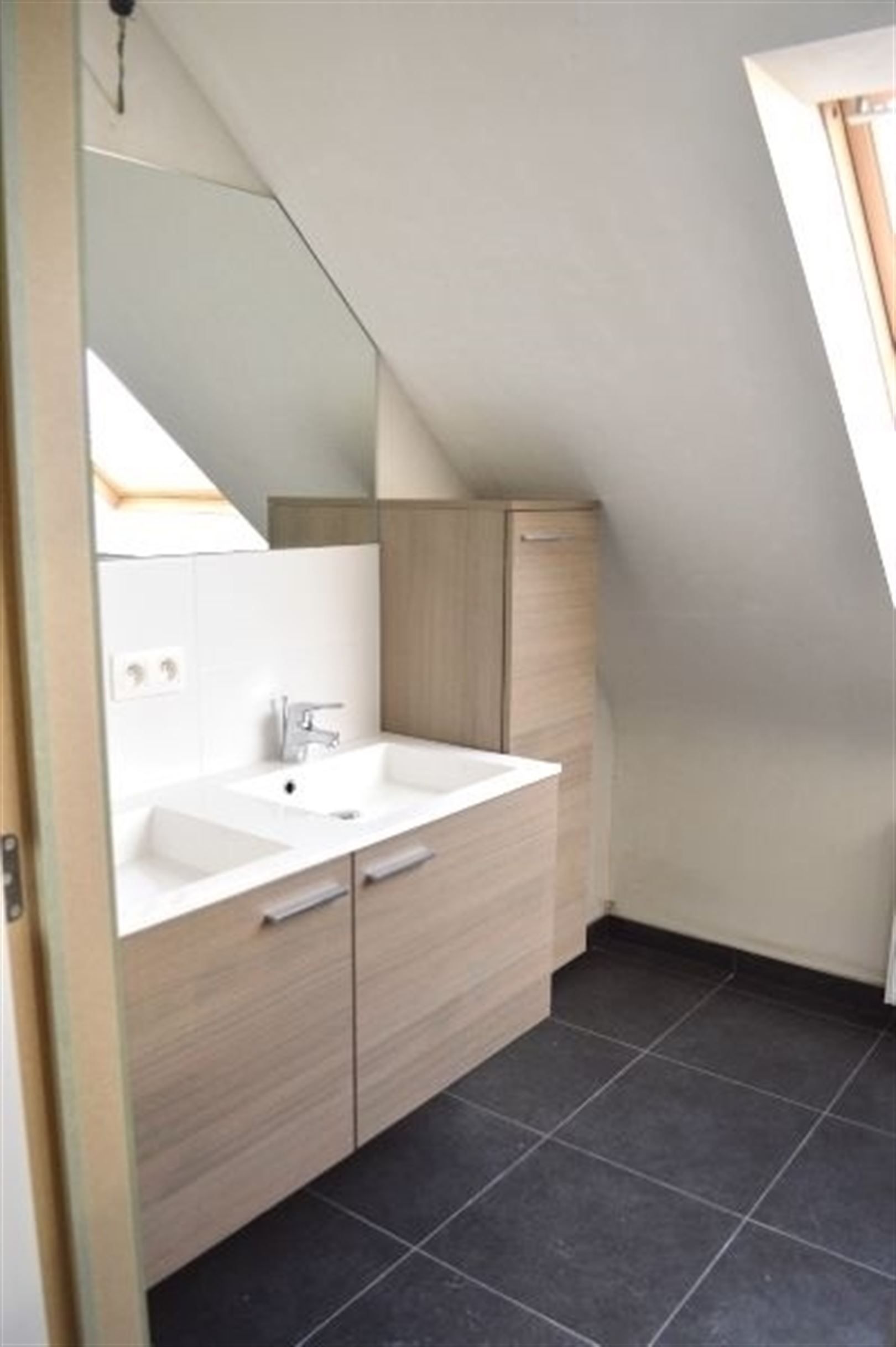 Prachtig Duplex appartement (106 m2) gelegen op het 2de verdiep te Dendermonde (Baasrode). foto 9