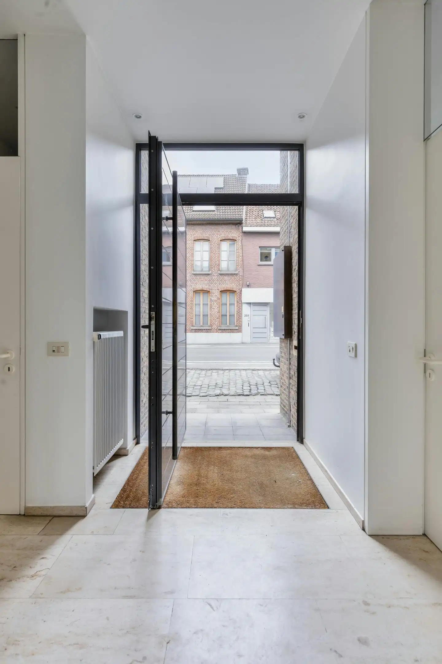 Half open woning / praktijk met leuke tuin te Bissegem foto 4