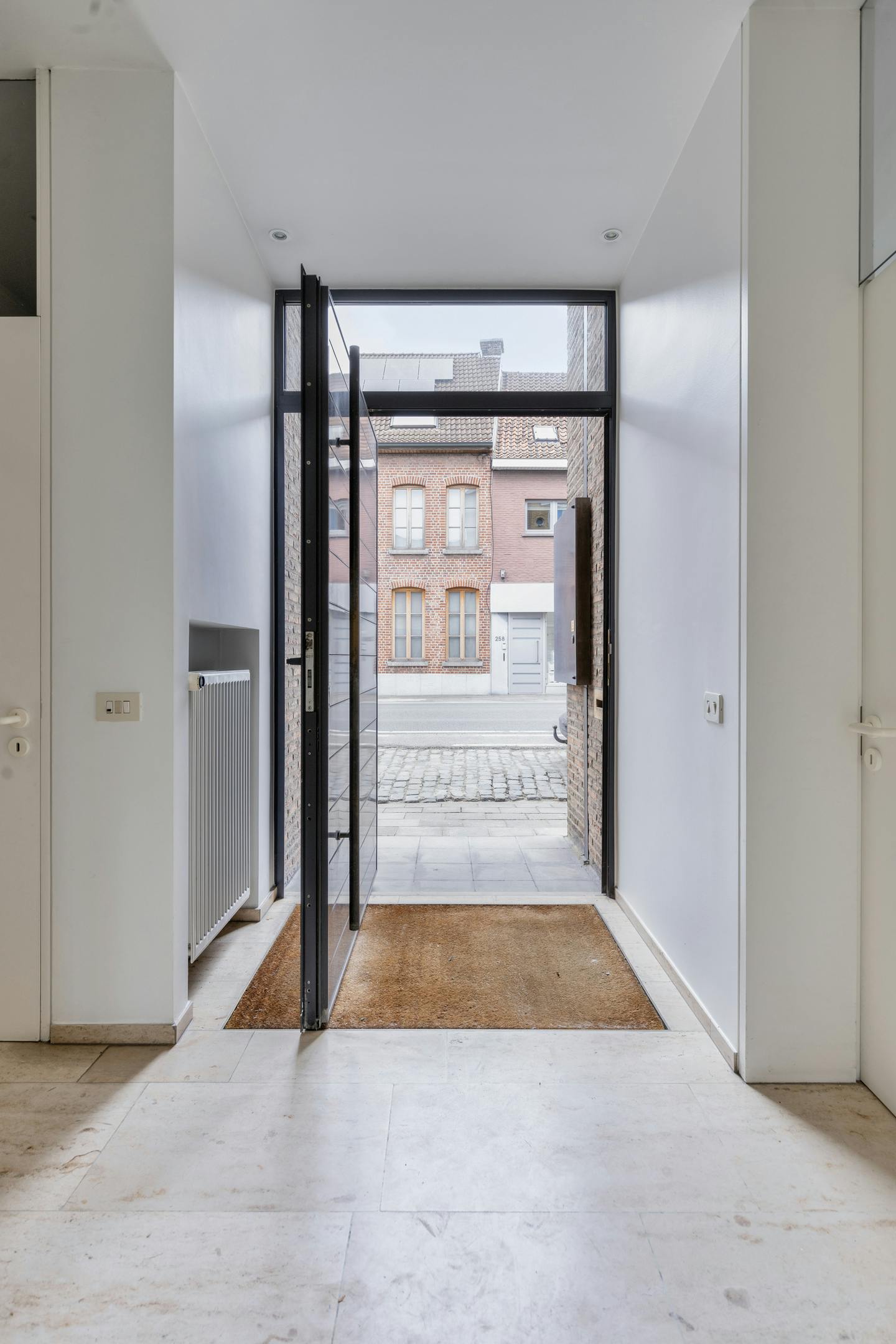 Half open woning / praktijk met leuke tuin te Bissegem foto 4